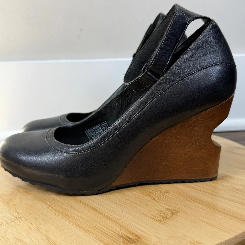 Tsubo Sculptural Wedge Pumps Womens 8 Black Leather Wood Heel Statement Shoe